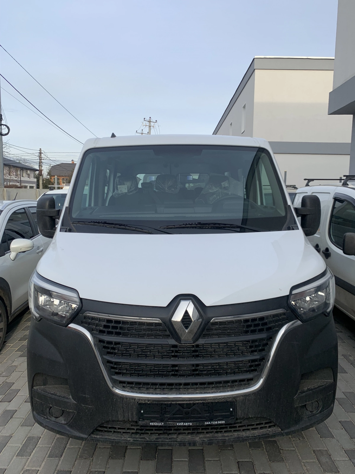Виготовлено легковий автомобіль з кількістю місць 8+1 на базі металевого фургону Renault Master L2H2