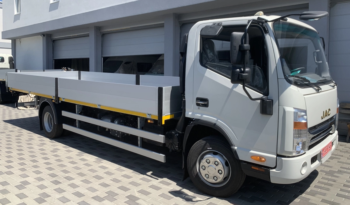 Виготовлено вантажний бортовий автомобіль на базі шасі JAC N90