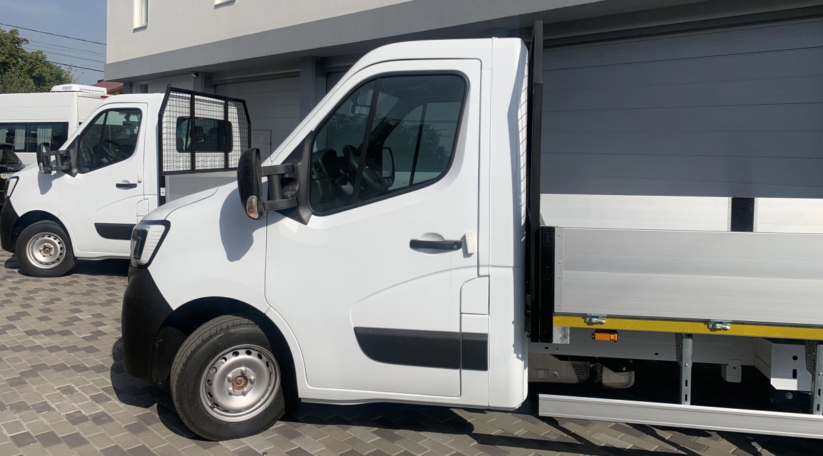 Замовнику відвантажена партія вантажних бортових автомобілів Renault Master