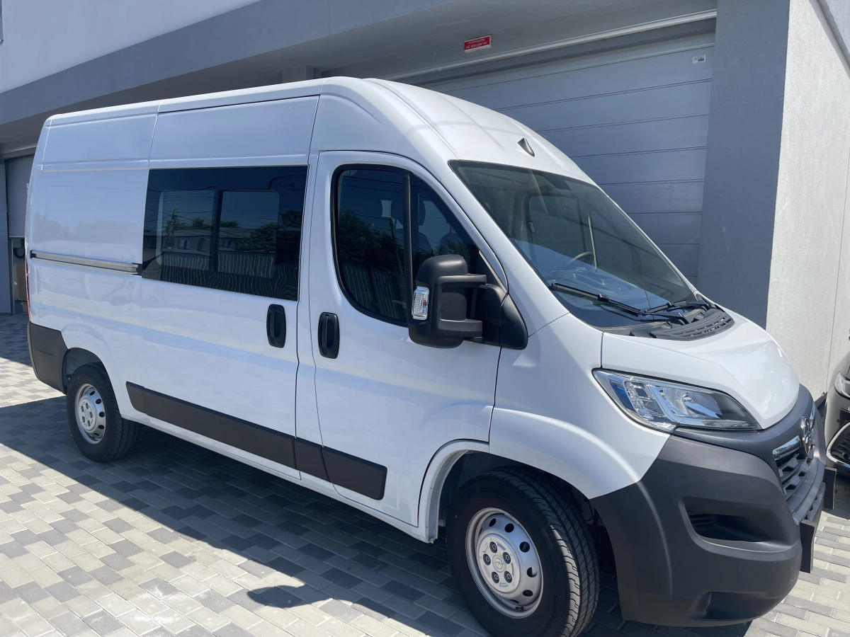 The customer received a cargo-passenger vehicle with 6 seats including a driver