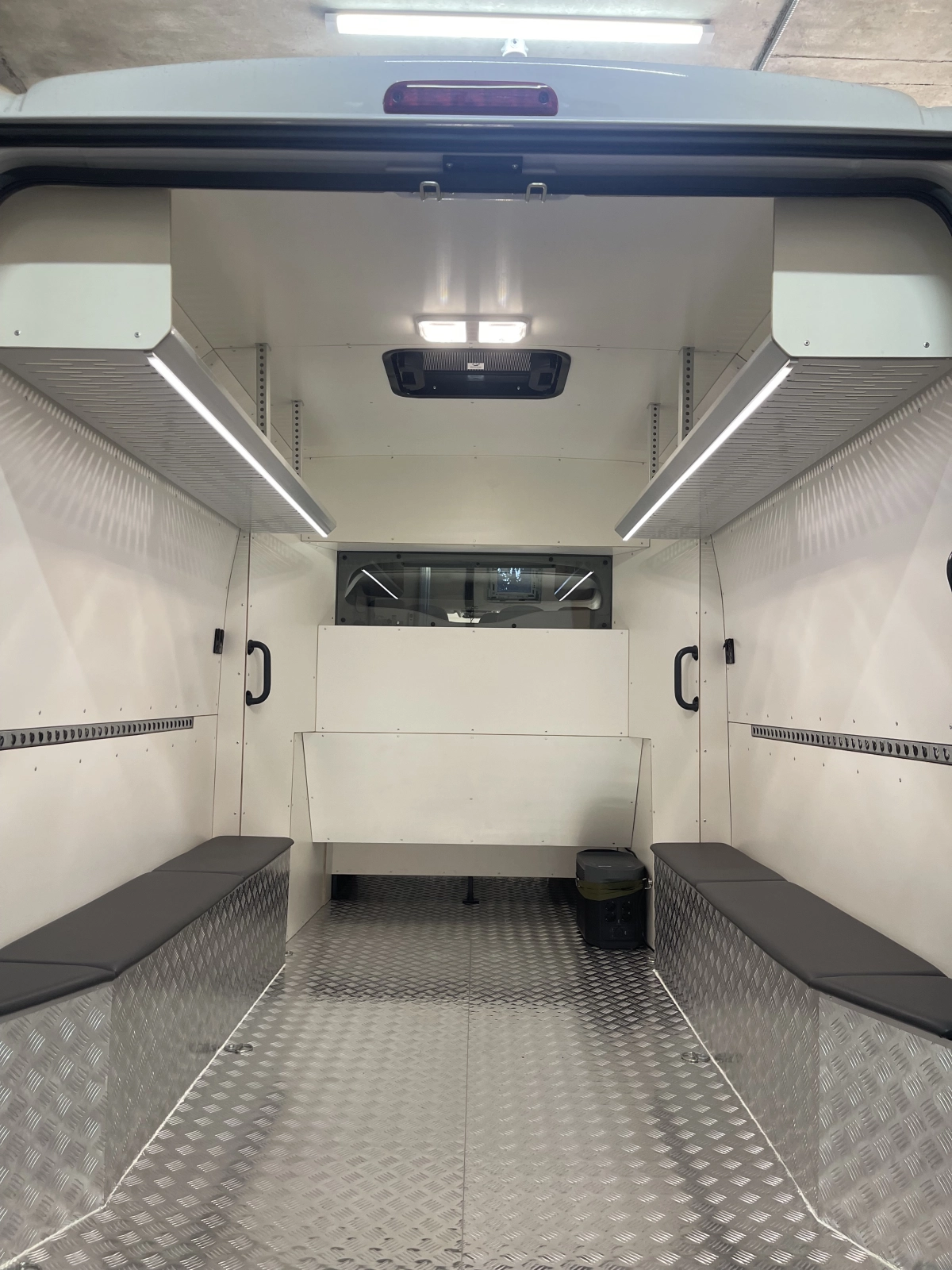 Retrofitting of the factory PEUGEOT Boxer L3H2 cargo-passenger vehicle