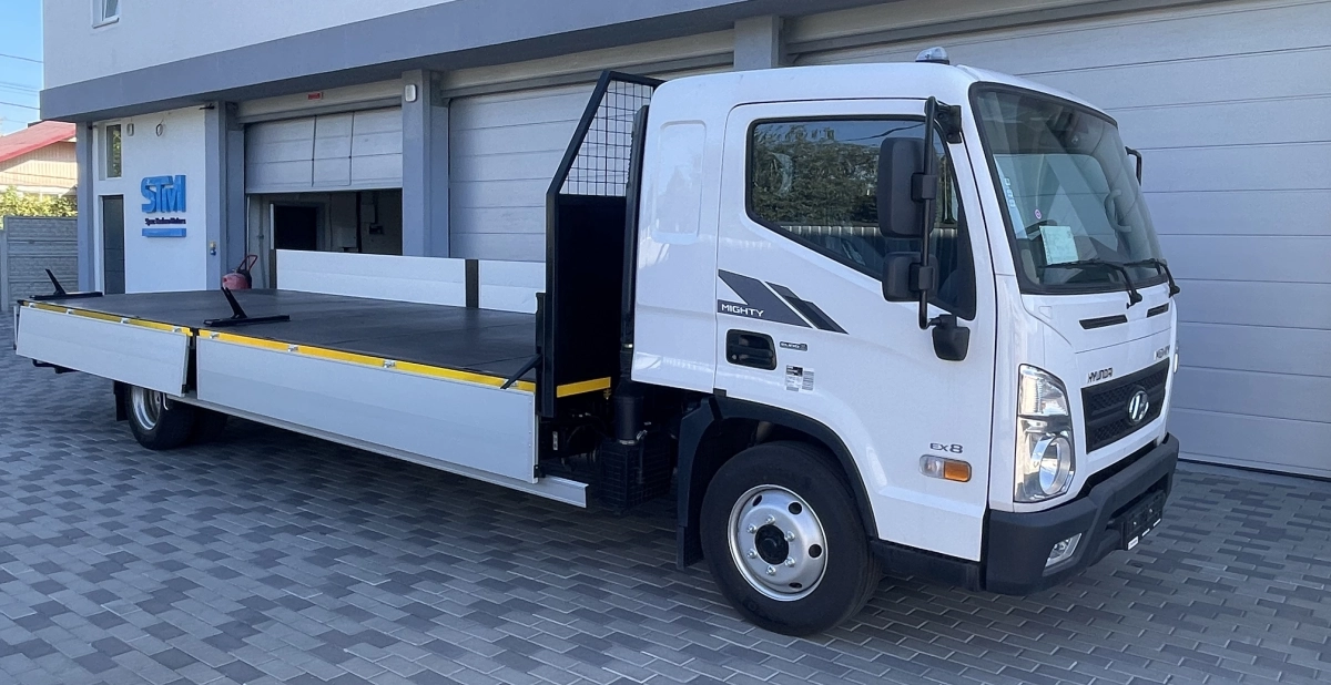 A flatbed truck with side dimensions of 6500x2300x400mm was manufactured on the basis of the Hyundai EX8 chassis