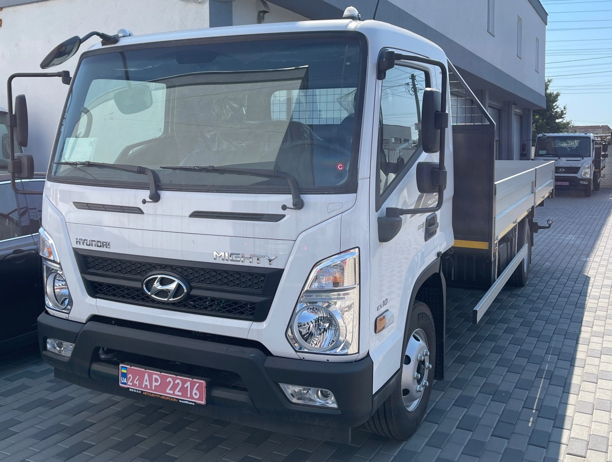 A batch of flatbed trucks with a superstructure size of 550x2300x400mm based on the Hyundai EX10 chassis has been transferred