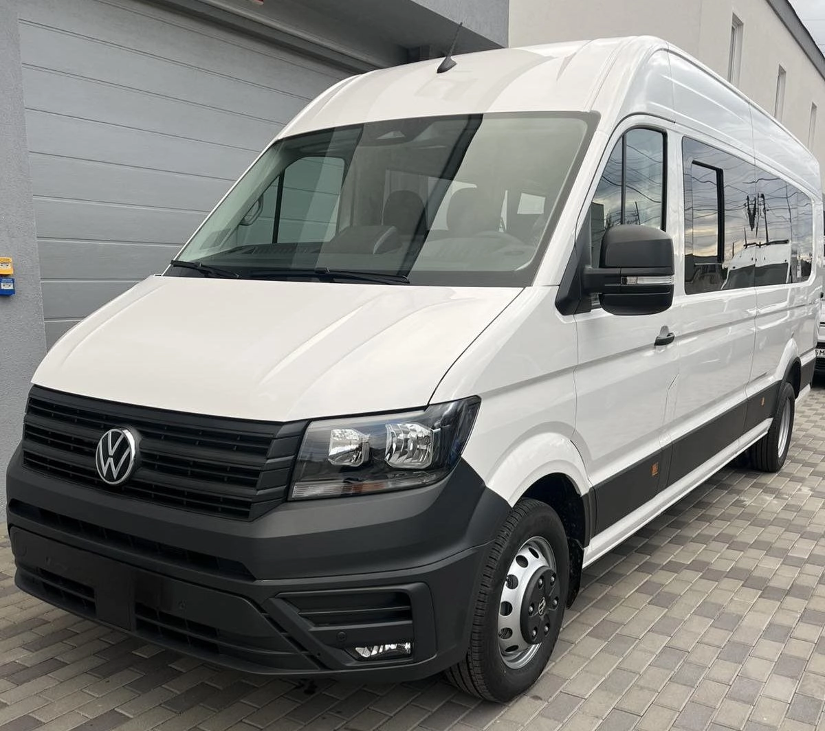 Виготовлений пасажирський автобус на базі Volkswagen Crafter на 17 місць