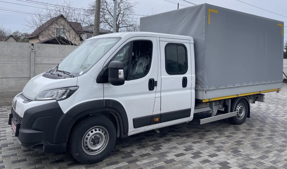 Компанія-партнер отримала партію вантажних бортових тентованих автомобілів на базі CITROEN Jumper
